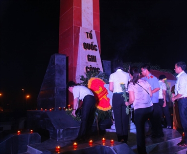 Đoàn thanh niên Viện kiểm sát nhân dân huyện Đông Anh dâng hương tưởng niệm...